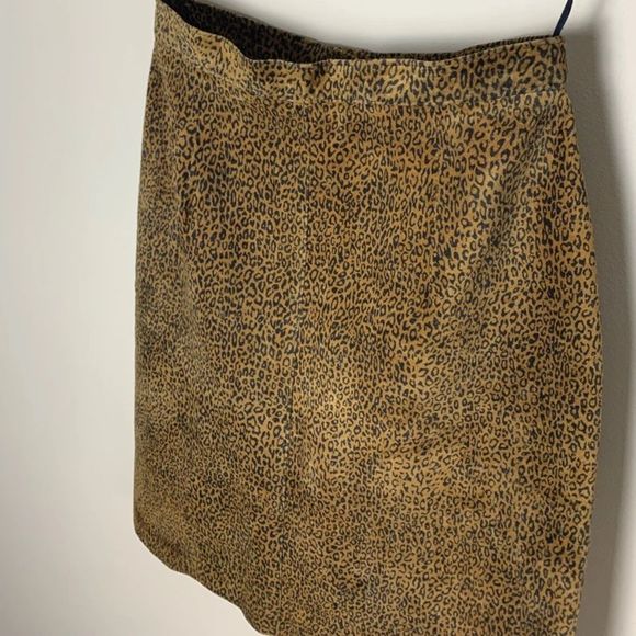 Vintage 80s suede leather cheetah print skirt. High waisted leather skirt. 26 - Picture 6 of 7